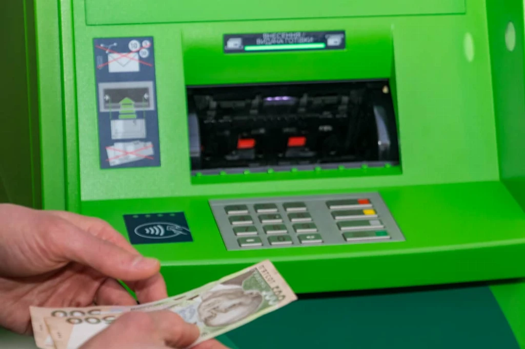 Що станеться, якщо ввести PIN-код навпаки в банкоматі: правда про пораду, якою діляться 20 років