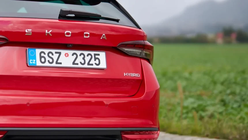 Octavia без розетки і без DSG. Skoda показала повний гібрид, що цілиться в Toyota Corolla